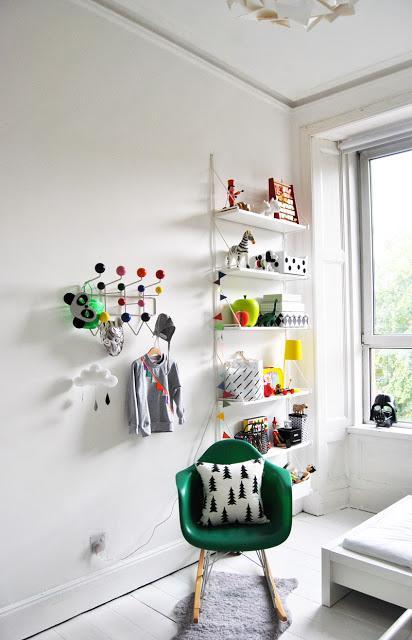 Una cuarto infantil en blanco y negro