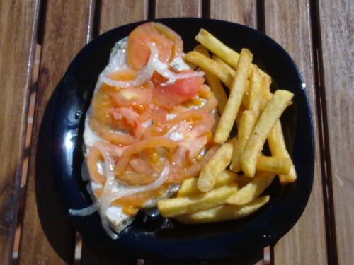 Filetes de pez espada en la cocina solar portátil