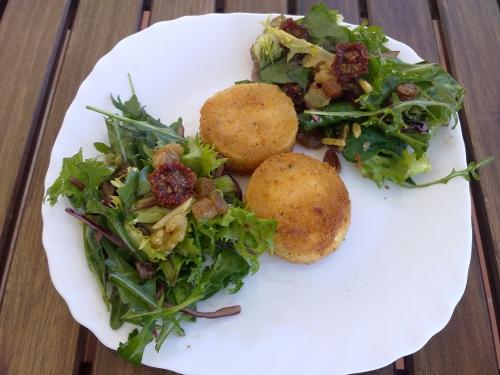 Ensalada templada con queso frito en la cocina solar