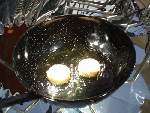 Ensalada templada con queso frito en la cocina solar