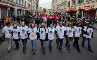 Marchan miles en Alemania para pedir un alto al racismo