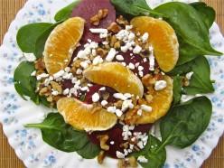 Una ensalada de espinacas con queso nutritivo seco de requesón y nueces