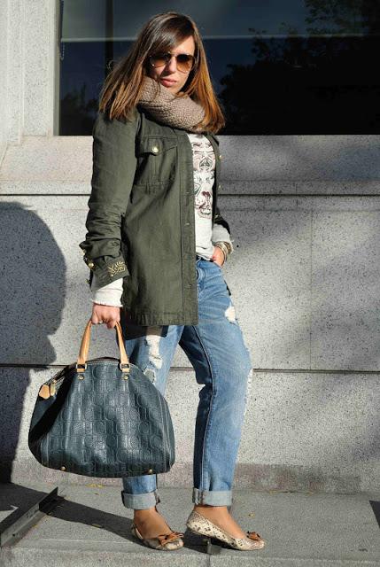 BOYFRIEND JEANS & SWEATSHIRT.-