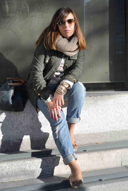 BOYFRIEND JEANS & SWEATSHIRT.-