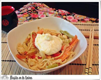 Noodles con pollo, verdura y huevo- flor