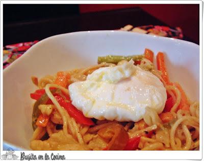 Noodles con pollo, verdura y huevo- flor
