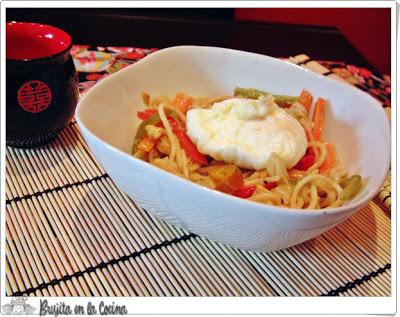 Noodles con pollo, verdura y huevo- flor