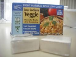 Muchas tiendas de alimentos naturales tienen cubos de caldo veganos.  Basta con leer los ingredientes!