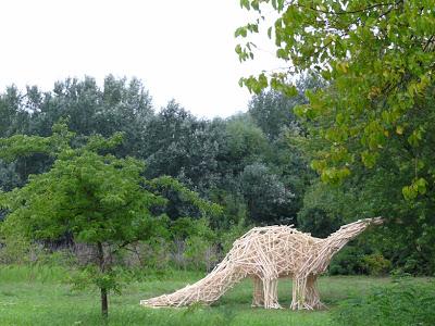 El gigantesco dinosaurio de madera de Gabor Miklós Szoke
