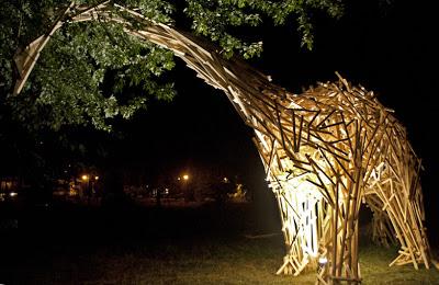 El gigantesco dinosaurio de madera de Gabor Miklós Szoke