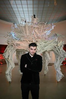 El gigantesco dinosaurio de madera de Gabor Miklós Szoke