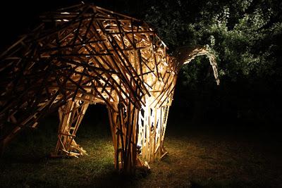 El gigantesco dinosaurio de madera de Gabor Miklós Szoke