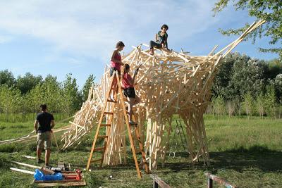 El gigantesco dinosaurio de madera de Gabor Miklós Szoke