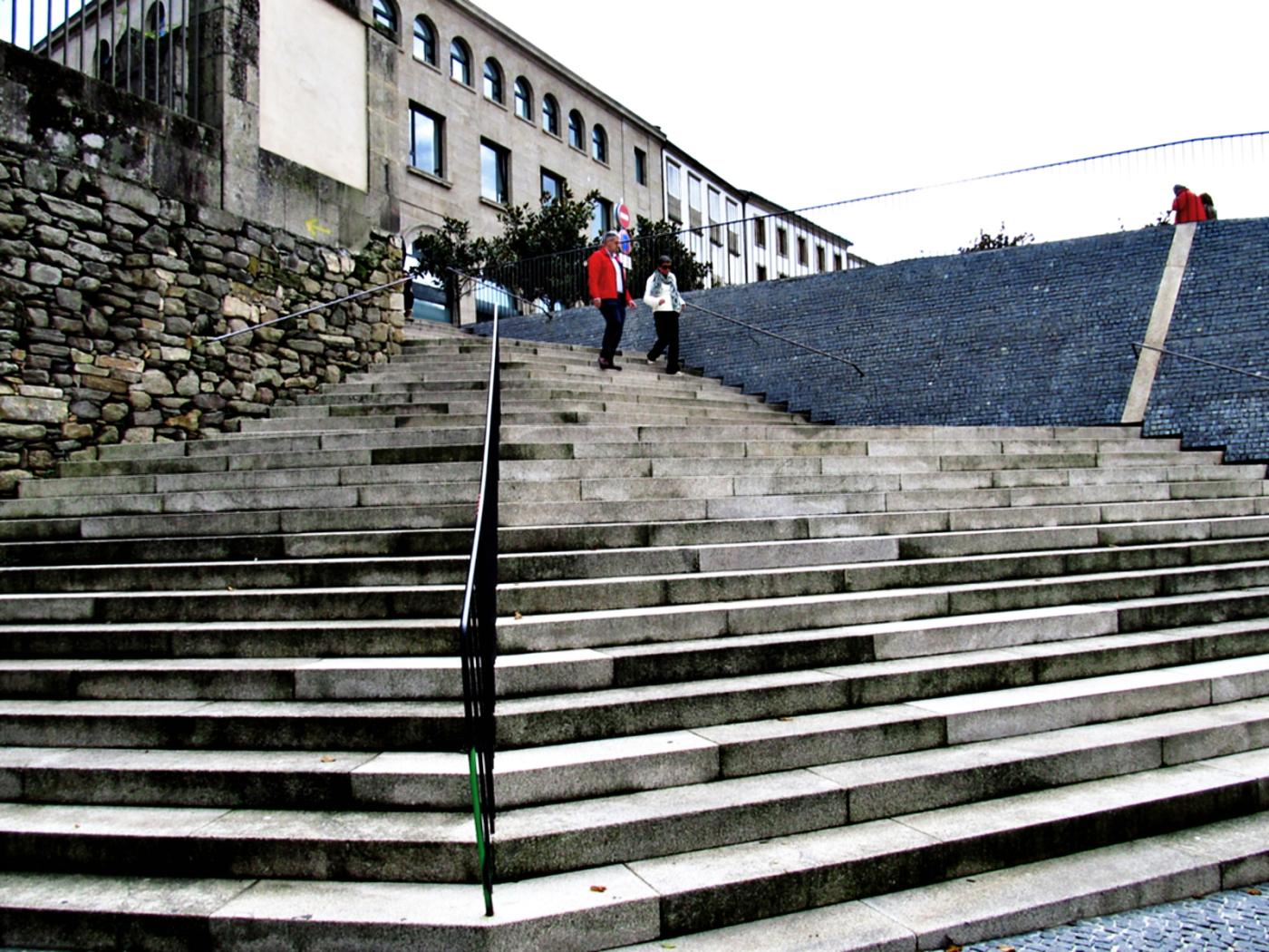 Escalinatas en un espacio público de Santiago de Compostela (Galicia, España) 12 de octubre 2012