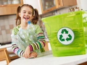 reciclaje niña Reciclar plástico en un, dos, tres