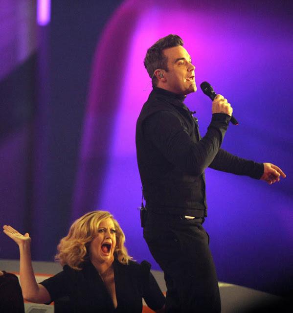 A Robbie Williams le dieron una nalgada en pleno show