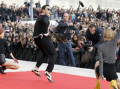 Miles parisinos bailaron ritmo "Gangnam Style"