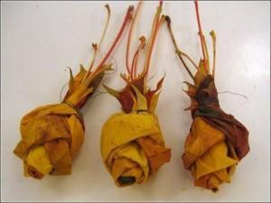 Rosas hechas con hojas secas