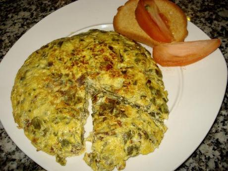 Tortilla de acelgas, cebolla y queso.