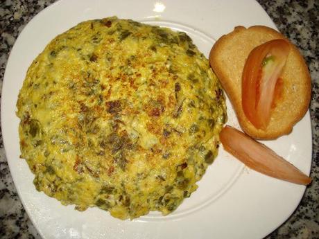 Tortilla de acelgas, cebolla y queso.