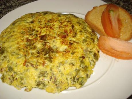 Tortilla de acelgas, cebolla y queso.
