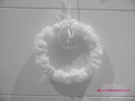 CÓMO HACER UNA CORONA DE NAVIDAD DE ALGODÓN Corona de Navidad de algodón.