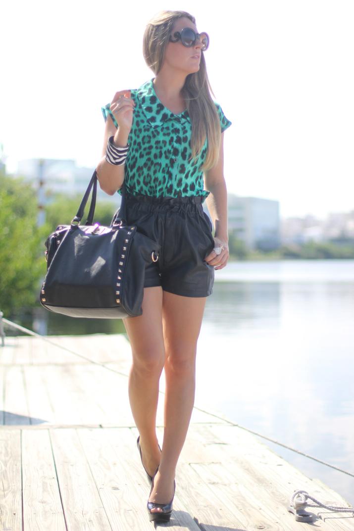 Leather shorts fashion blogger Mónica Sors from the blog Mes Voyages à Paris