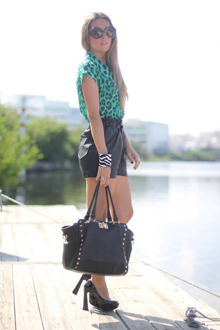 Leather shorts fashion blogger Mónica Sors from the blog Mes Voyages à Paris