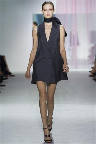 Raf Simons introduce el Jacketdress de Dior