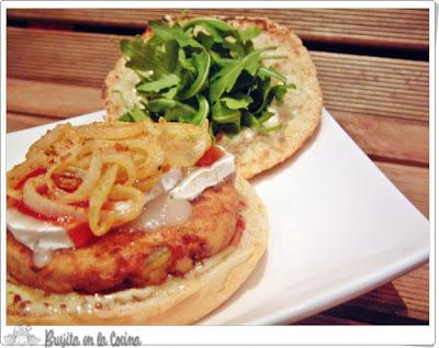 Hamburguesa de bonito con mermelada de tomate y patatas deluxe