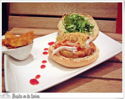 Hamburguesa de bonito con mermelada de tomate y patatas deluxe