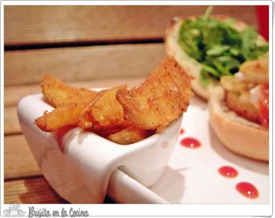 Hamburguesa de bonito con mermelada de tomate y patatas deluxe