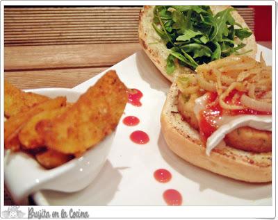 Hamburguesa de bonito con mermelada de tomate y patatas deluxe