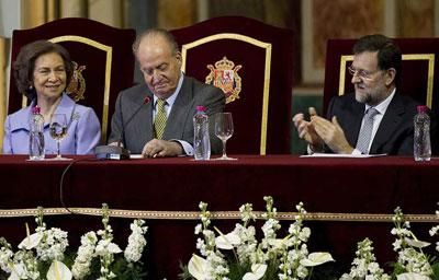 Flores para el rey y nuevos antidisturbios.