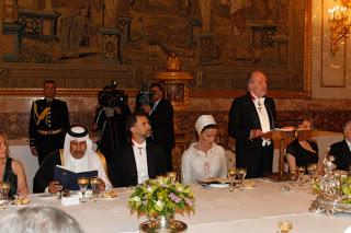 Flores para el rey y nuevos antidisturbios.