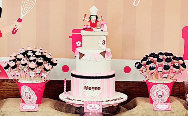 mesa tarta Fiesta vintage en tonos rosas