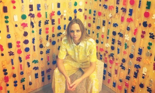 Stella McCartney en uno de los coloridos probadores de su tienda de Barcelona (Foto Stella McCartney)