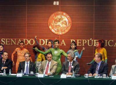 Body painting en el Senado.