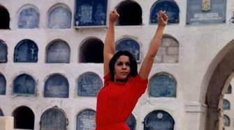 manuela-película-charo-frikarte El color rojo contrasta con los tonos fríos.