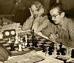 Rossetto jugando al ajedrez con Marlene Dietrich a su lado