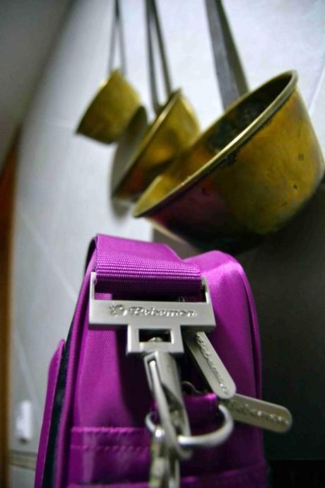 Detalle de herrajes en bolso Noname de Bebemon para silla de paseo Mejor bolso para cochecito y mejor cuna de viaje (Premios Todopapás 2012)