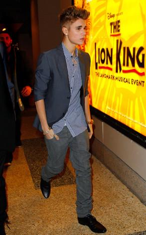 Justin Bieber va al teatro con una modelo de Victoria’s Secret