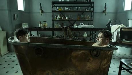 Daniel Radcliffe y Jon Hamm comparten bañera