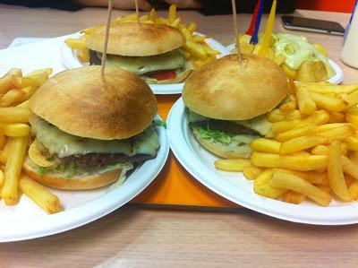 The bite, cenita con amigas.