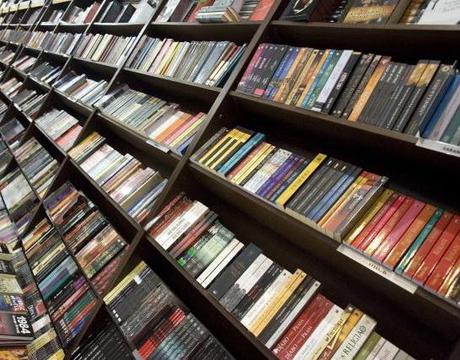 A los críticos, profesores de literatura y periodistas obedientes