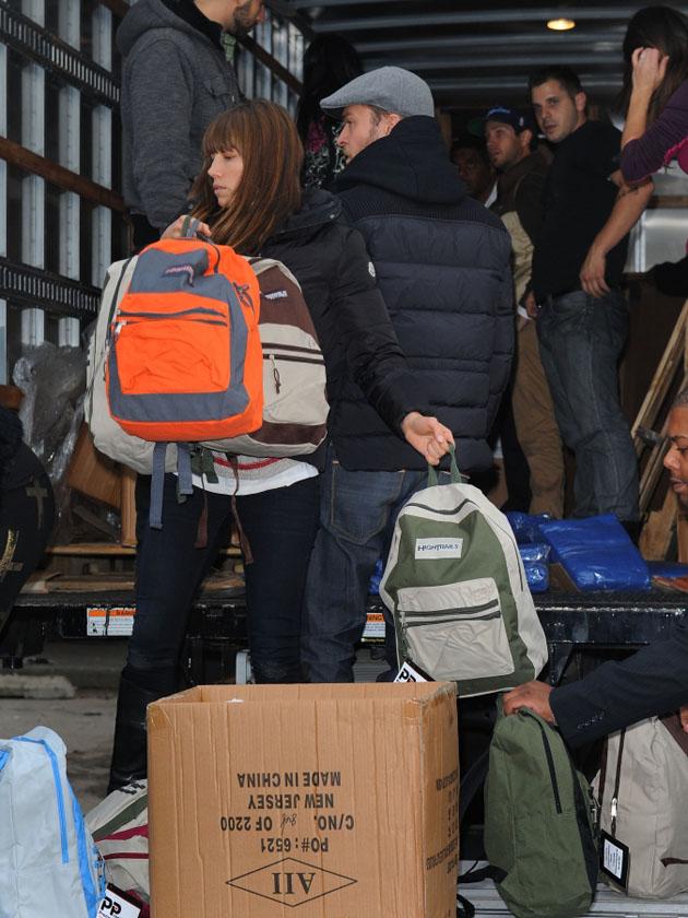 Justin Timberlake y Jessica Biel ayudan a las víctimas del Huracán Sandy en Nueva York (IMAGENES)