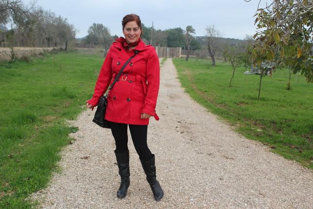 Look Lucía con trench rojo
