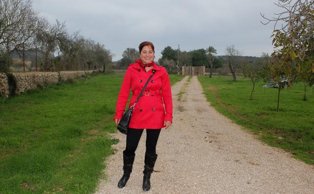 Look Lucía con trench rojo