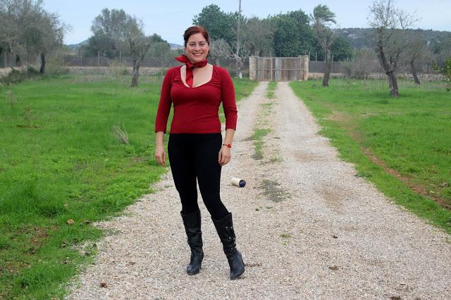 Look Lucía con trench rojo