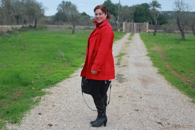 Look Lucía con trench rojo